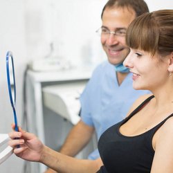 Prof. Dr. Dr. Weibrich nach der Behandlung einer Patientin