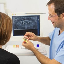 Prof. Dr. Dr. Weibrich bei der Vorbesprechung der Behandlung einer Patientin